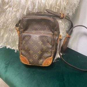 Measurements:

Length - 5.9 inches

Height - 8.3 inches

Depth - 3.5 inches